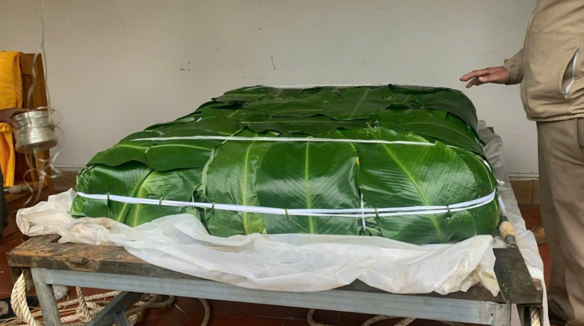 Nguyên liệu để làm nên chiếc bánh này bao gồm 270kg gạo nếp, 30kg đậu xanh và 600 chiếc lá dong