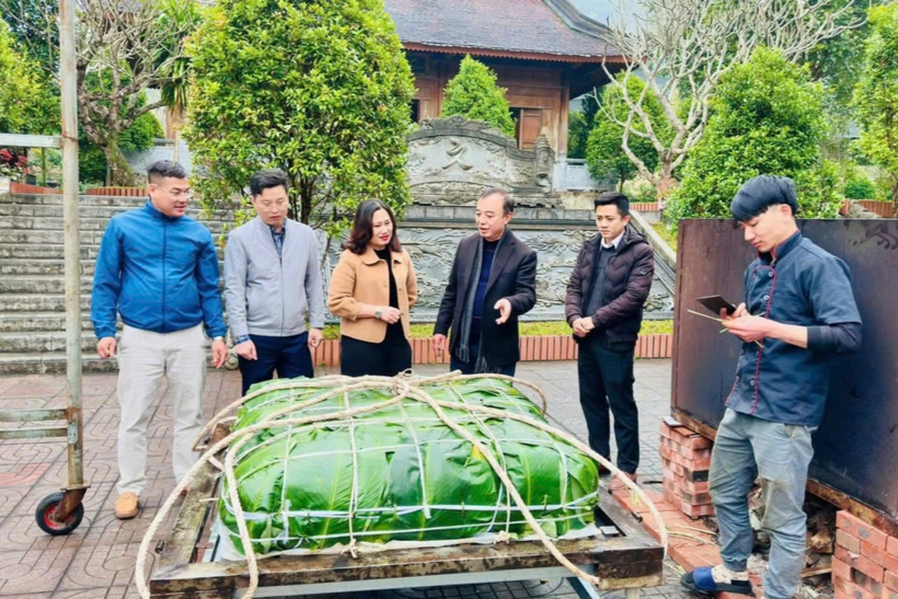 Chiếc bánh chưng nặng 300kg tượng trưng cho 300 năm ngày sinh Đại danh y