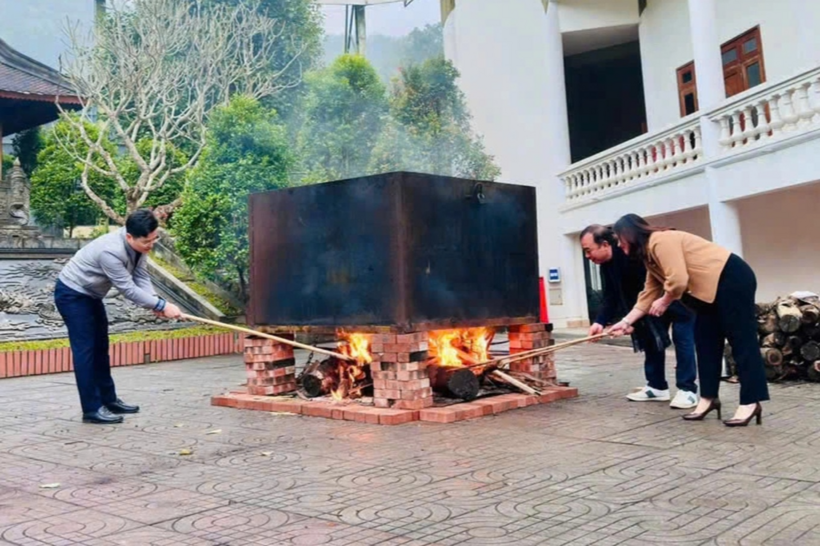 Bánh chưng nặng 300kg được nấu trong 30 giờ