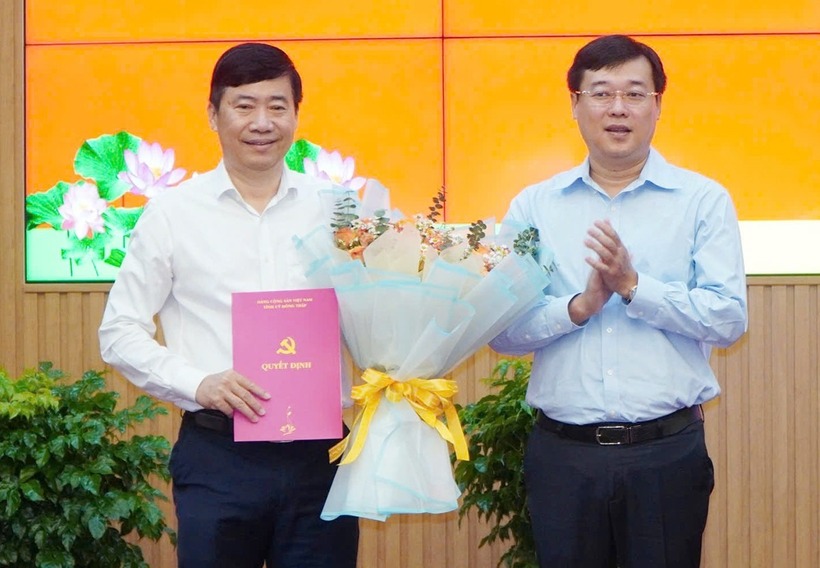 Ông Phạm Thiện Nghĩa (trái) nhận quyết định nghỉ hưu trước tuổi. Ảnh: Vietnamnet