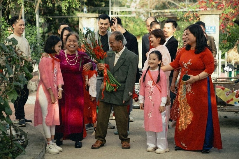 Các con, cháu trong lễ "rước dâu" của ông bà. Ảnh: Tạp trí Tri Thức