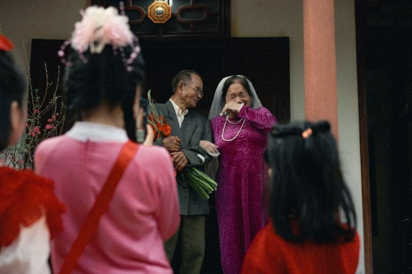 Sau lễ đón dâu, ông bà thắp hương lên bàn thờ gia tiên, cùng trao nhau nhẫn cưới do con cháu chuẩn bị sẵn. Ảnh: Tạp trí Tri Thức.