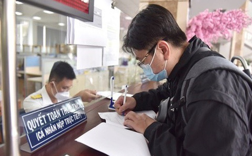 Bộ Tài chính đề xuất giảm bậc thuế để bớt gánh nặng cho người nộp thuế thu nhập cá nhân. (Ảnh: Tuổi trẻ)