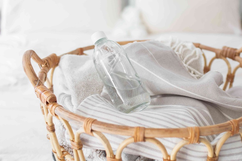 Với những vết bẩn cứng đầu trên quần áo, đặc biệt là vết mực hay rượu vang, bạn có thể ngâm chúng trong giấm trắng khoảng 10-15 phút trước khi giặt.