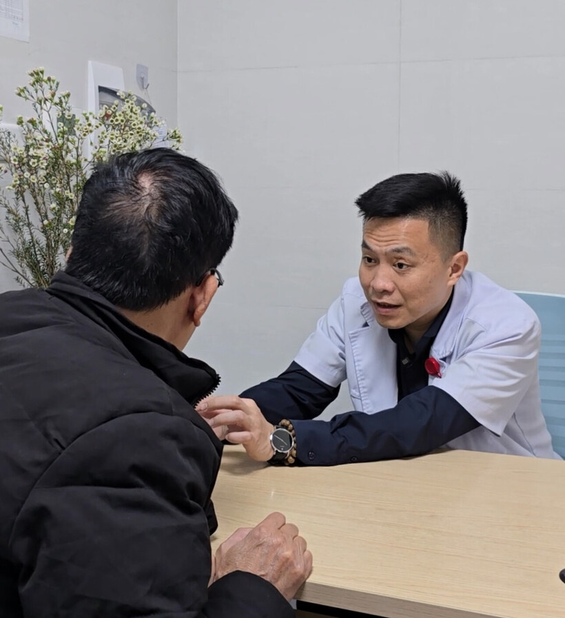 BS Thao khám lại cho bệnh nhân mắc chứng hẹp hậu môn. Ảnh: BSCC