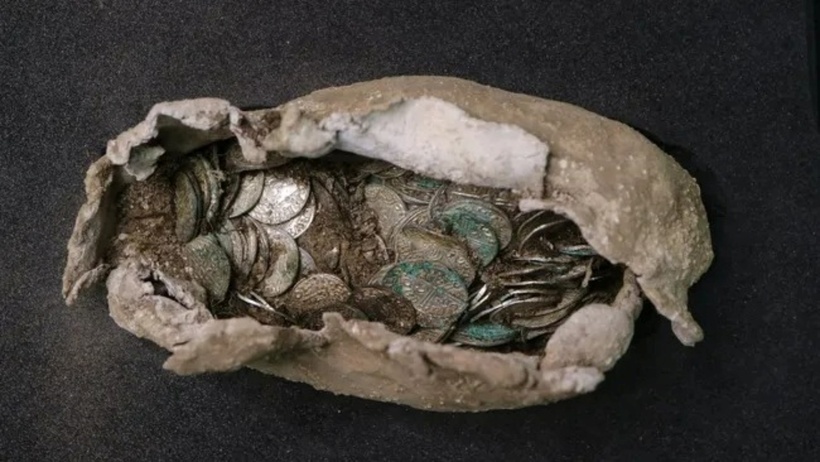 Các nhà khảo cổ đã tìm thấy kho báu gồm 321 đồng bạc. Ảnh: Oxford Cotswold Archaeology