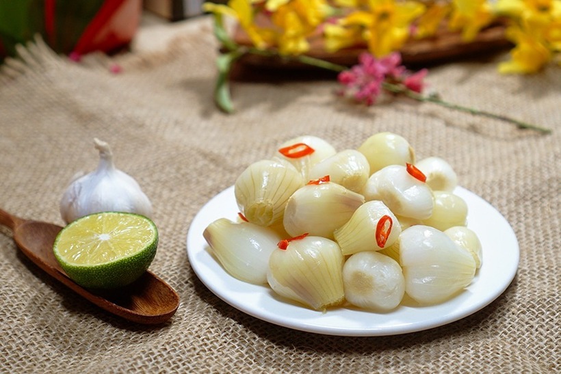 Trong dưa hành có chứa hàm lượng muối lớn gây khó khăn trong việc đào thải muối thừa.
