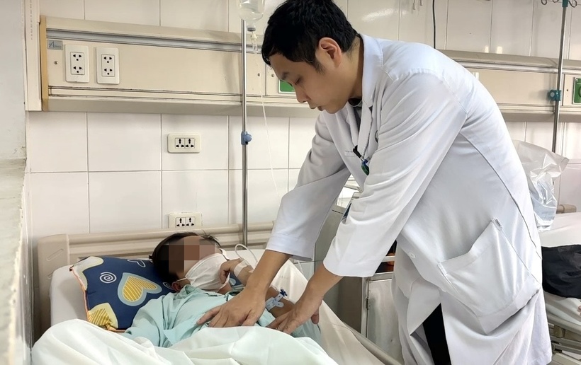 Bác sĩ tiến hành thăm khám cho bệnh nhân. Ảnh: BVCC.