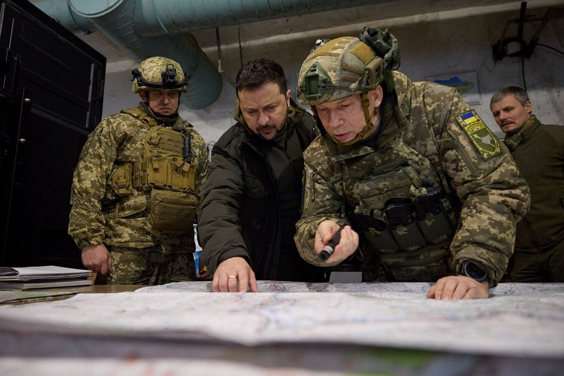 Tổng thống Ukraine Volodymyr Zelensky và Tổng tư lệnh Lực lượng Vũ trang Oleksandr Syrskyi. Ảnh: CNN