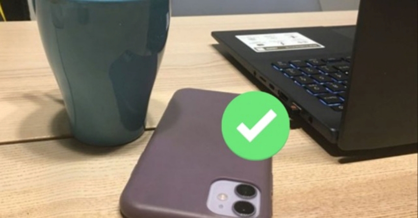 Việc đặt úp điện thoại sẽ giúp bảo vệ camera không bị trầy xước. Ảnh minh họa