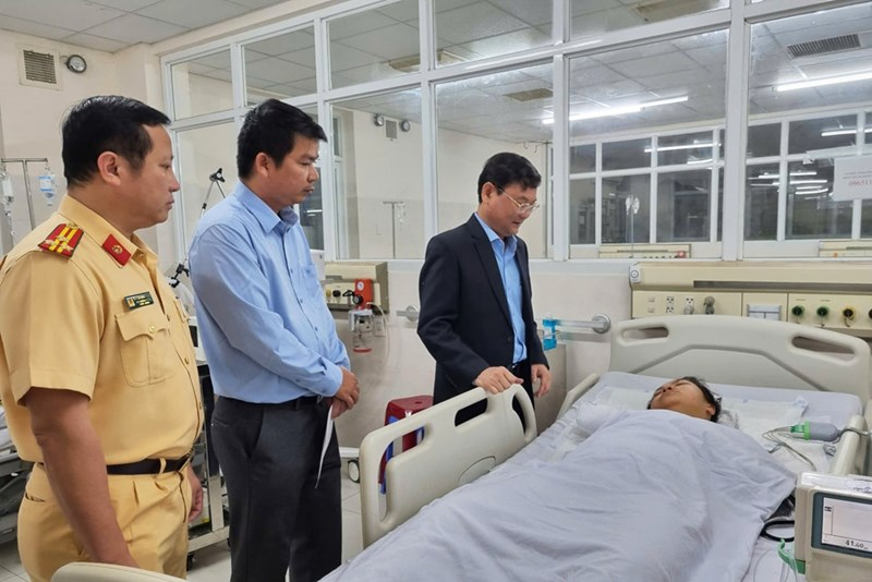 Ông Nguyễn Tự Công Hoàng - Phó Chủ tịch UBND tỉnh Bình Định đã đến Bệnh viện Đa khoa tỉnh Bình Định để thăm hỏi, chia sẻ với các nạn nhân trong vụ lật xe khách ở Phú Yên. Ảnh: Dân Việt