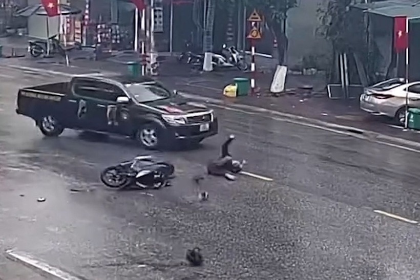 Người điều khiển ô tô con đột ngột mở cửa xe không quan sát khiến một người đi xe máy bị đâm vào cửa, ngã ra đường. Ảnh: Vietnamnet.