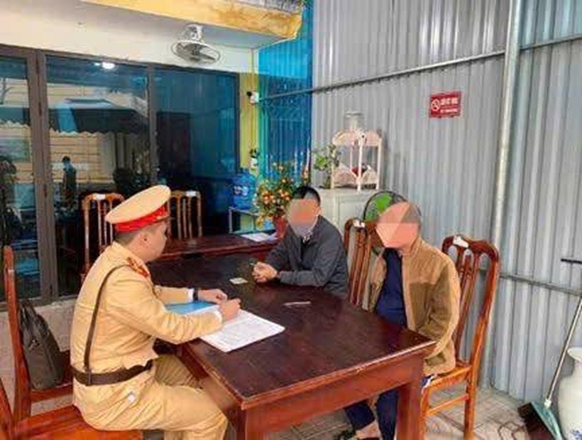 Tại cơ quan công an, anh H.V.V. cho biết, đã nhận thức rõ hành vi mở cửa xe không đảm bảo an toàn. Ảnh: Báo Dân trí.