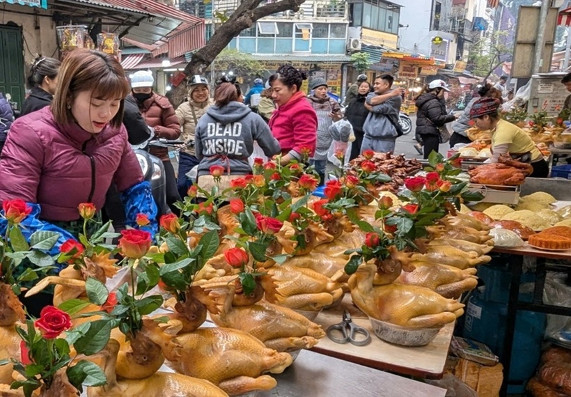 Mặt hàng "gà ngậm hoa hồng" đã trở thành “thương hiệu” tại khu chợ này và rất hút khách. Tùy vào kích thước, trọng lượng mỗi con gà có giá khoảng 600.000 - 800.000 đồng/con, đây là mức giá vẫn duy trì từ trước Tết Nguyên đán.