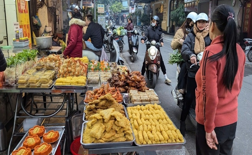 Chị Vũ Hoàng Dung (chủ cửa hàng Hoàng Dung) cho biết trên VOV, trước và trong ngày Rằm tháng Giêng, cửa hàng đã huy động nhân viên làm việc từ 3h30 sáng. Từ rất sớm khách hàng đã đến mua đồ cúng, mặt hàng bán chạy nhất tại đây là gà ngậm hoa hồng. Giá cả các mặt hàng giá tương đối ổn định, không tăng giá.