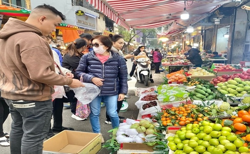 Các cửa hàng hoa quả tấp nập người mua dù mức giá tăng mạnh: Cam 90.000 đồng/kg, xoài xanh 55.000 – 80.000 đồng/kg (tùy loại), xoài cát 70.000 - 100.000 đồng/kg… Chuối là mắt hàng được nhiều người lựa chọn mua trong dịp này và vẫn đắt ngang ngửa dịp trước Tết Nguyên đán.