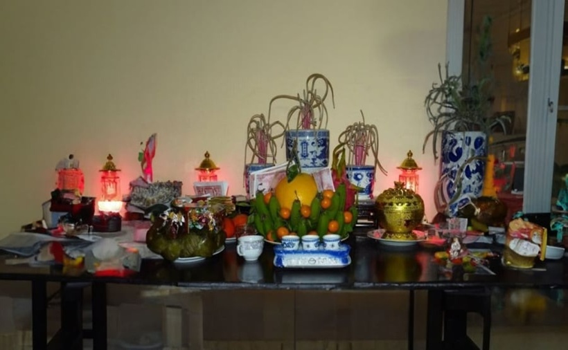 Việc có nên đặt tiền thật lên bàn thờ hay không là quyết định cá nhân, phụ thuộc vào quan niệm, tín ngưỡng và hoàn cảnh của từng người.