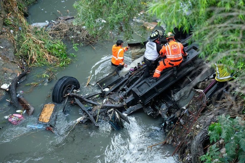 Vụ tai nạn xe buýt khiến ít nhất 51 người tử vong. Ảnh: Reuters