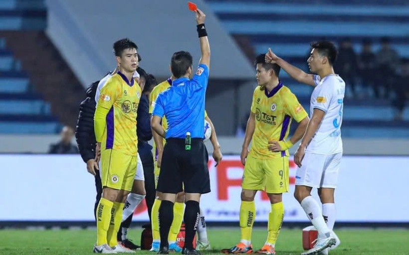 Tuấn Hải phải nhận thẻ đỏ trong trận đấu giữa Hà Nội FC và Nam Định. Ảnh: Báo Giao Thông.