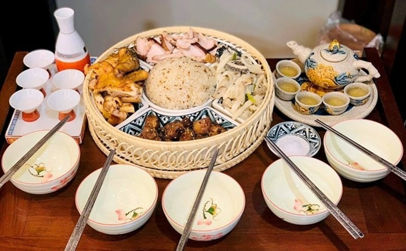 Nước trà là lựa chọn phổ biến trong những nghi thức cúng có tính chất trang trọng.