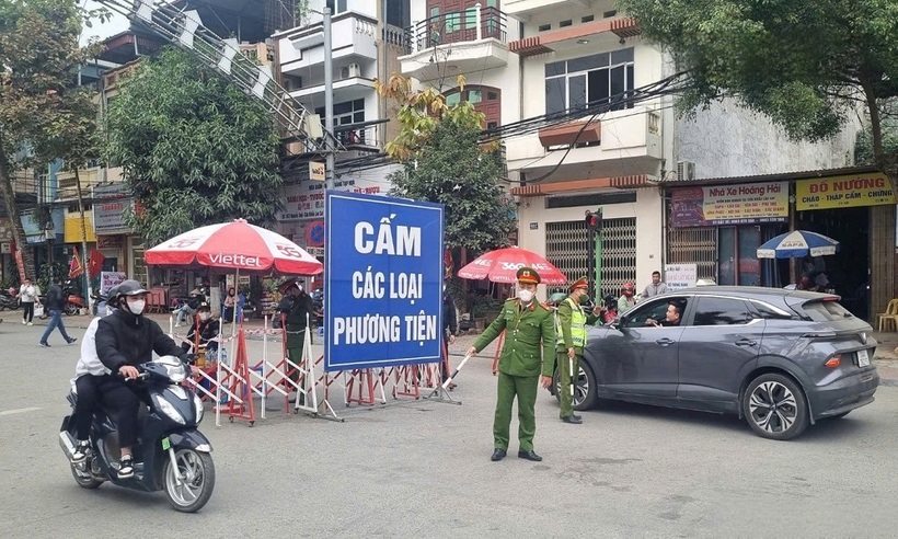 Chốt kiểm soát giao thông được lập trên các tuyến đường dẫn vào lễ hội để điều tiết giao thông.