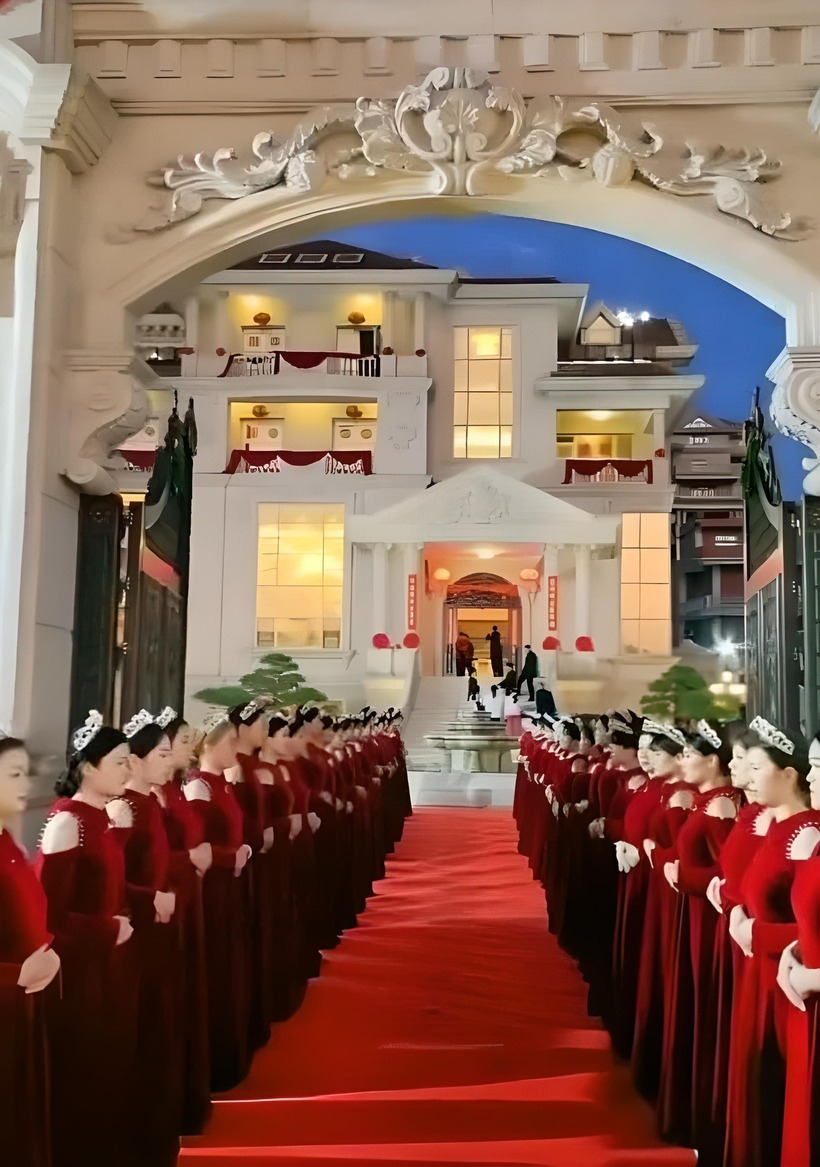 50 nhân viên đứng xếp hàng hai bên dọc lối vào để đón khách. Ảnh: Báo Dân trí.