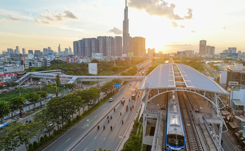 Tuyến metro số 1 chạy ở đoạn trên cao gần cầu Sài Gòn. (Ảnh: Tuổi trẻ)