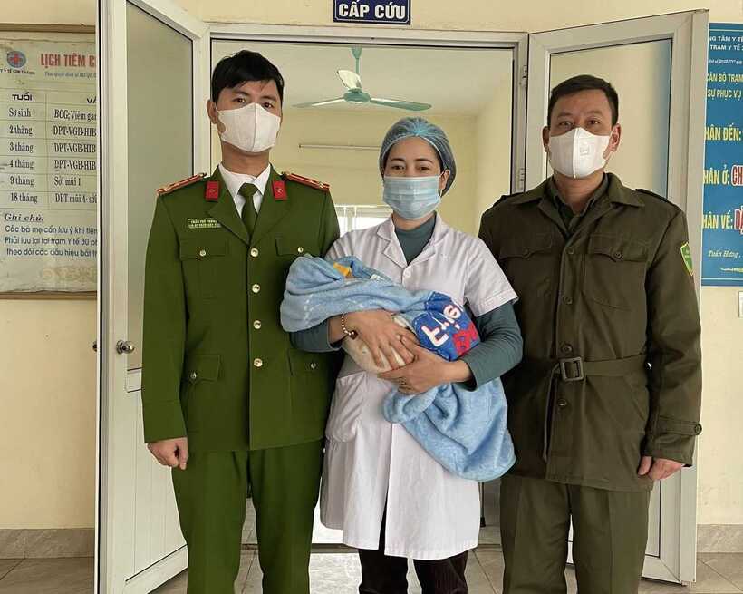 Cháu bé đã được đưa đến Trạm Y tế xã Tuấn Việt để chăm sóc. (Ảnh: Công an xã Tuấn Việt)