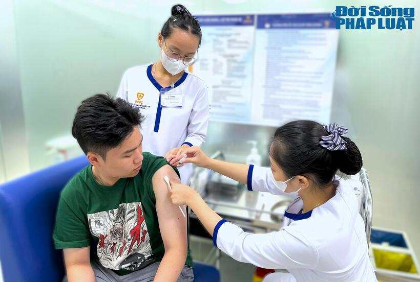 Bác sĩ Chính nhận định việc người dân tăng cường tiêm vaccine cúm cho thấy ý thức tiêm vaccine là phương pháp bảo vệ tối ưu trước các bệnh truyền nhiễm của người dân ngày càng nâng cao và nhân rộng ra cộng đồng. Tiêm chủng phòng bệnh không chỉ tạo miễn dịch bảo vệ bản thân mà còn đồng thời tạo miễn dịch cộng đồng, bảo vệ những người yếu thế, chưa được tiêm vaccine hoặc chưa đến tuổi tiêm chủng như trẻ sơ sinh, thai phụ, người mắc các bệnh lý cấp tính...