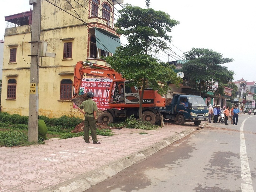 Việc sửa chữa nhà cũ trong hành lang an toàn đường bộ là một vấn đề phức tạp, cần được xem xét kỹ lưỡng và tuân thủ các quy định của pháp luật. Ảnh minh họa