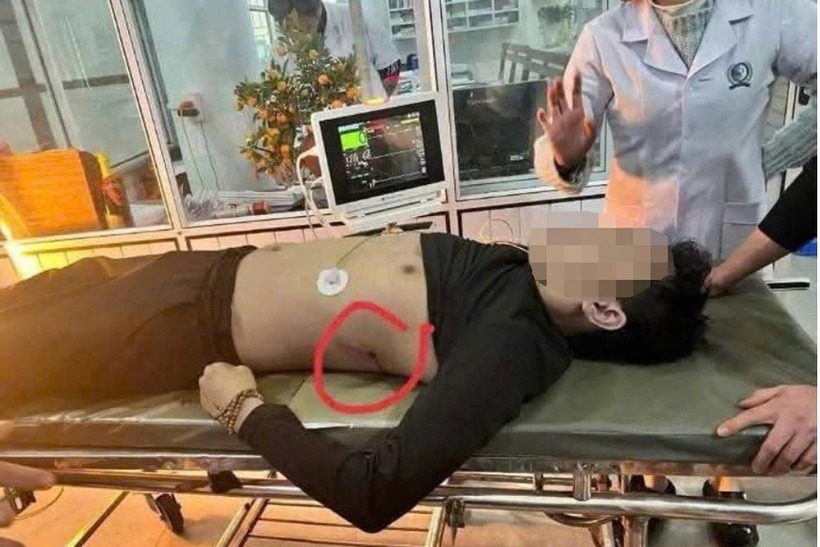Anh P. được đưa đi bệnh viện cấp cứu, nhưng anh đã tử vong sau đó.(Ảnh: Pháp luật TP.HCM)