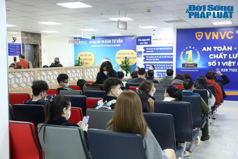 Cũng theo ghi nhận của PV Đời sống & Pháp luật tại Trung tâm Tiêm chủng VNVC Trường Chinh (quận Đống Đa, Hà Nội), rất đông người dân đến đăng ký tiêm vaccine cúm mùa vào chiều ngày 11/2.