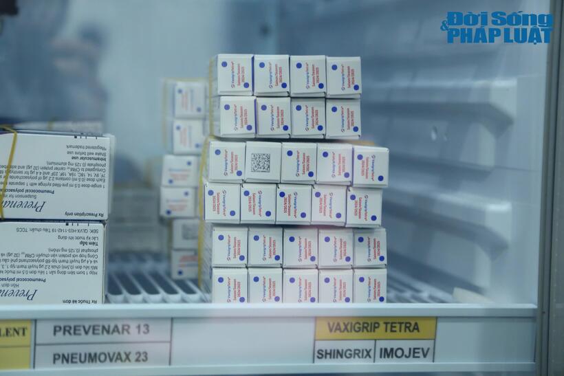 Tiêm vaccine cúm là biện pháp hiệu quả nhất để phòng ngừa cúm và các biến chứng nguy hiểm. Tổ chức Y tế Thế giới thông báo, việc tiêm phòng vắc xin cúm làm giảm tỷ lệ tử vong do cúm đến 70 - 80% và có hiệu lực bảo vệ lên tới 80% - 90%. Trong ảnh là vaccine cúm Vaxigrip Tetra, một trong hai loại vaccine cúm được sử dụng tại hệ thống tiêm chủng FPT Long Châu.
