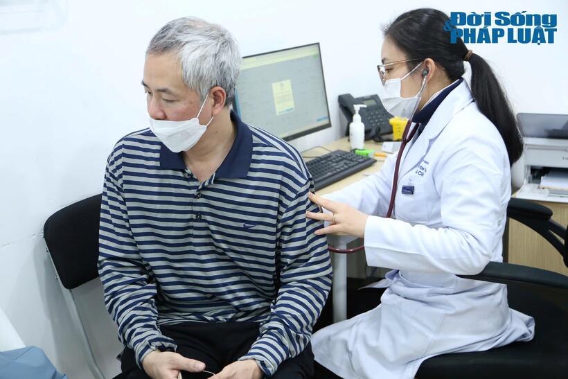 Duy trì thói quen tiêm vaccine cúm hàng năm, ông Phạm Hữu Cường (quận Cầu Giấy, Hà Nội) cho biết rất lo lắng khi nghe cảnh báo gia tăng dịch cúm và nhiều người nhập viện: “Hôm nay tôi đưa cả gia đình 3 người nữa đi tiêm vaccine cúm để phòng ngừa nguy cơ gặp các biến chứng nguy hiểm”, ông Cường nói.
