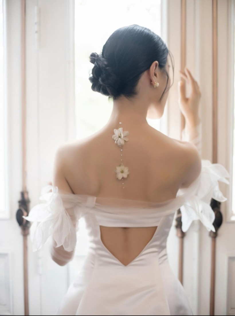 Bà xã Vũ Cát Tường đăng ảnh mặc váy cưới.
