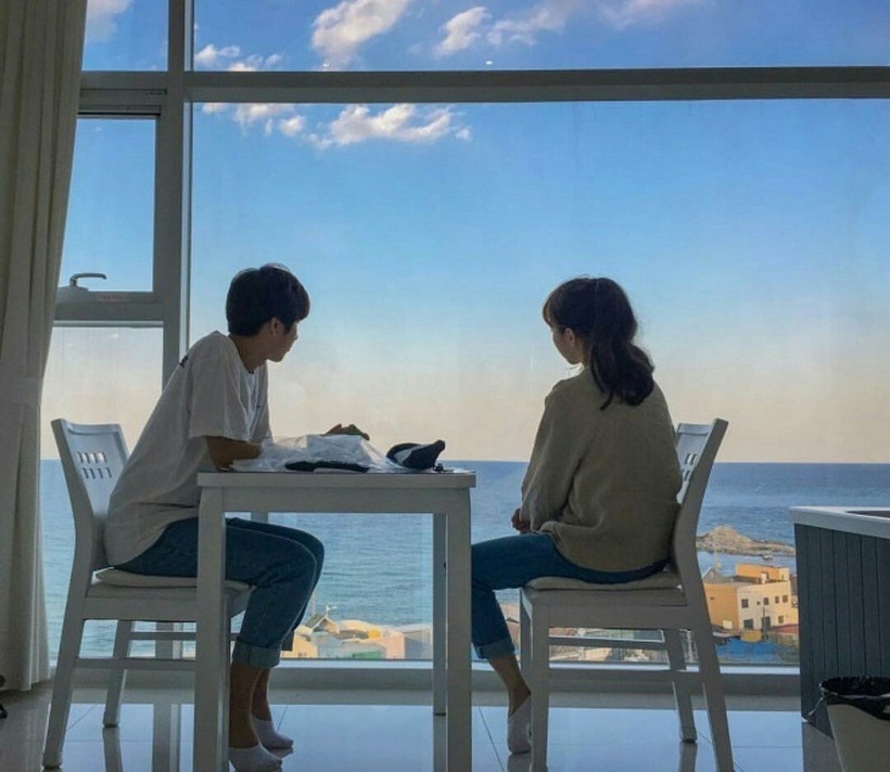 Việc ngồi lại nói chuyện, tâm sự và chia sẻ câu chuyện của mình với đối phương cũng là cách để hai bạn thấu hiểu, thông cảm cho nhau. Ảnh minh họa.
