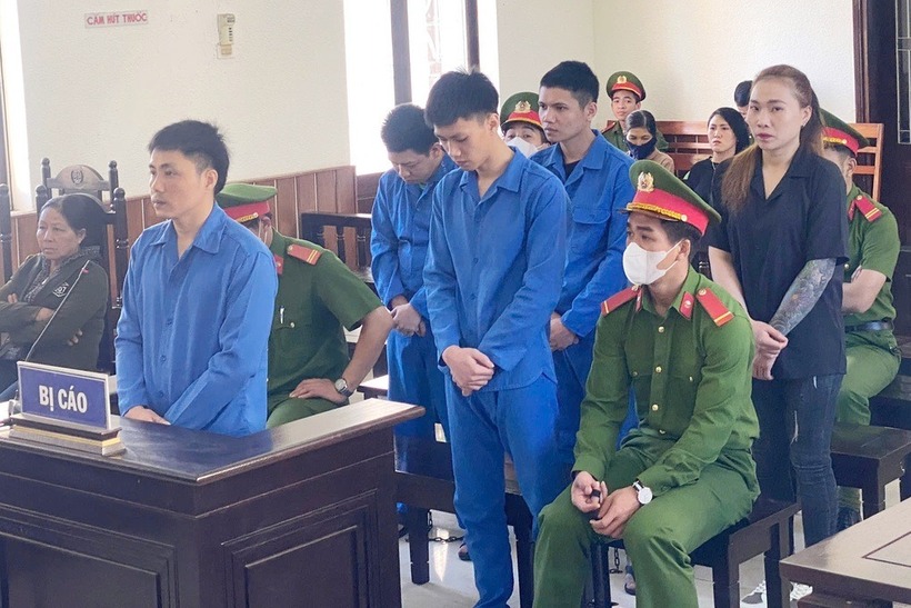 Các bị cáo tại phiên tòa xét xử. Ảnh: Dân trí