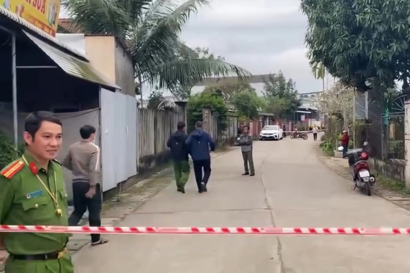 Công an phong tỏa ngôi nhà bà P. để khám nghiệm hiện trường. Ảnh: Dân Trí