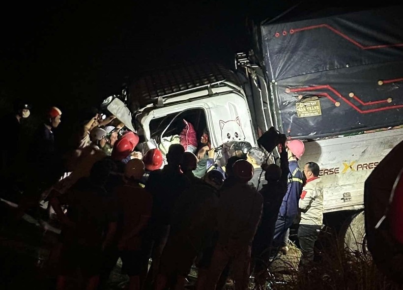 Cảnh sát phải dùng thiết bị chuyên dụng phá cửa đưa nạn nhân ra ngoài.