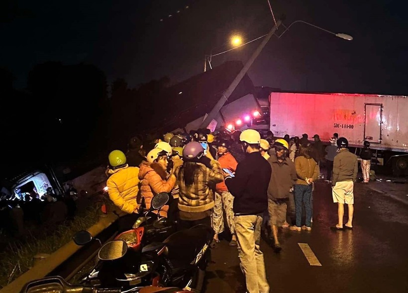 Người dân gần khu vực hiện trường vụ tai nạn.