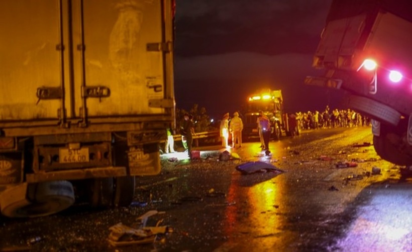 Lực lượng chức năng tại hiện trường vụ tai nạn.