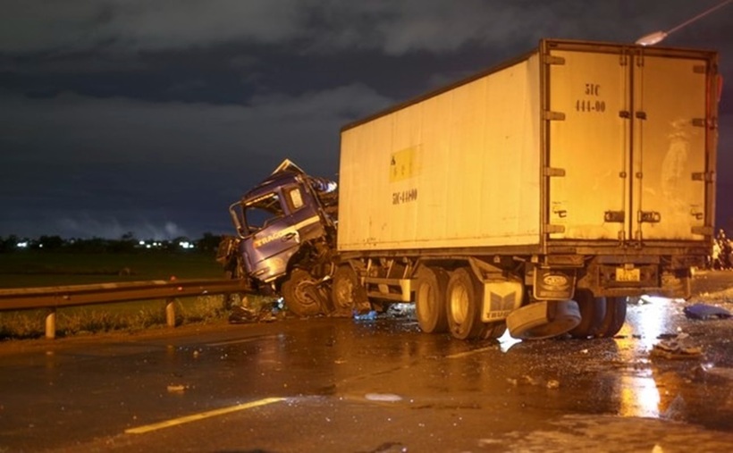 Clip: Hiện trường vụ 3 xe tải tông liên hoàn ở Bình Định, 5 người bị thương - 4