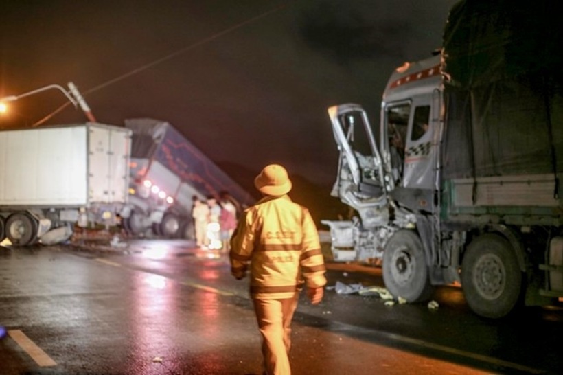 Đầu xe tải bị biến dạng sau tai nạn.