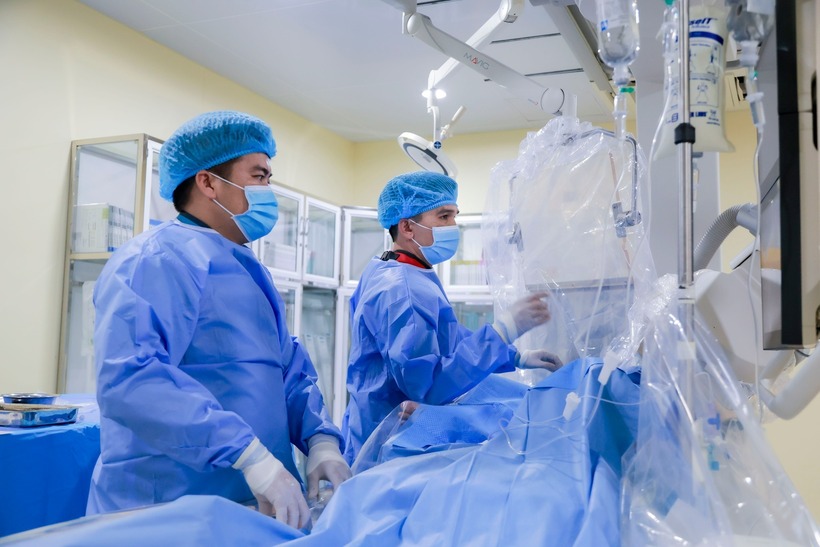 Các bác sĩ thực hiện phẫu thuật cấp cứu cho bệnh nhân. Ảnh: BVCC