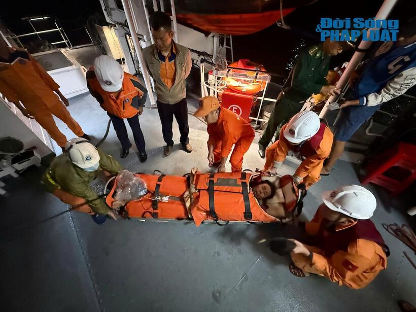 Lực lượng cứu nạn tiếp cận, tiến hành sơ cứu cho ngư dân gặp nạn.
