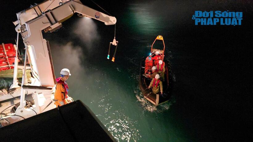 Sau khi sơ cứu, ngư dân được chuyển từ tàu cá lên tàu tìm kiếm cứu nạn và đưa về bờ