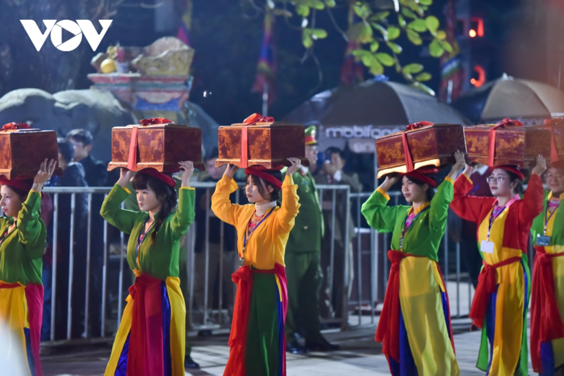 Dòng người chen chân chờ xin ấn lộc trong đêm Khai ấn đền Trần ở Nam Định - 5
