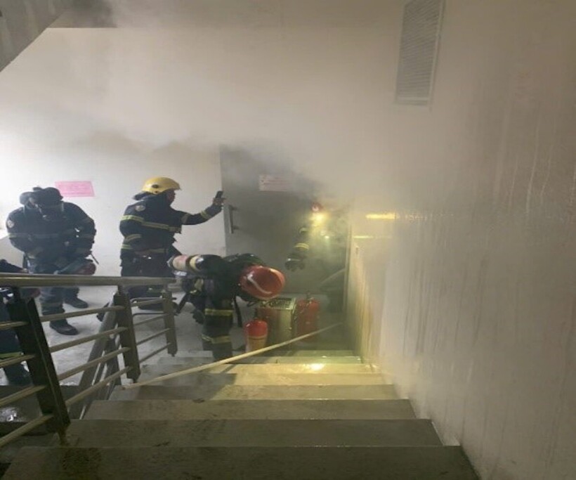 Tại hiện trường, lực lượng Cảnh sát PCCC&CNCH nhanh chóng triển khai chữa cháy