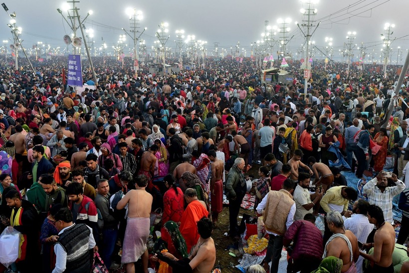 Hơn 10 triệu tín đồ Hindu đã ngâm mình trong dòng sông linh thiêng tại lễ hội Maha Kumbh Mela ở miền bắc Ấn Độ vào ngày Maghi Purnima (12/2). Ảnh: Ritesh Shukla/Reuters.