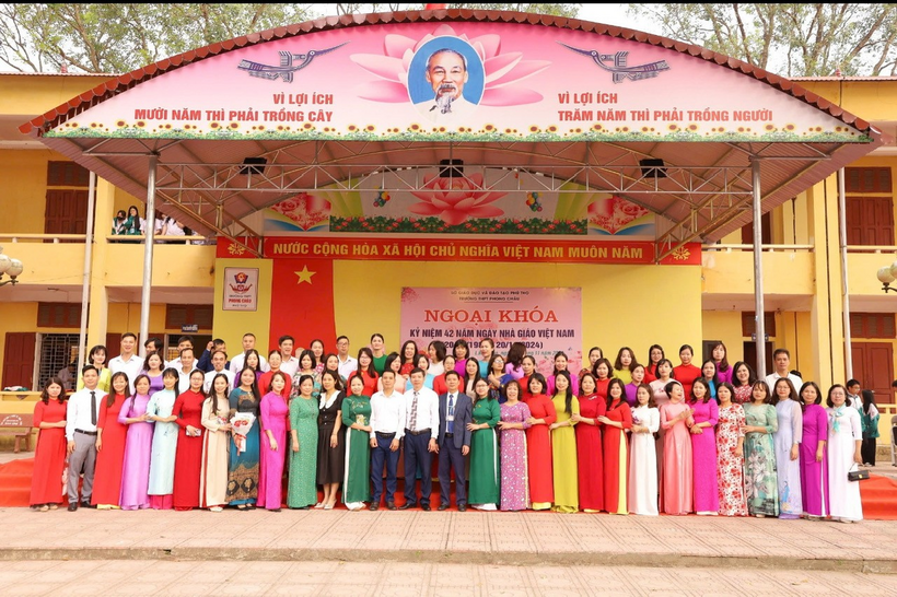 Tập thể cán bộ giáo viên trường THPT Phong Châu